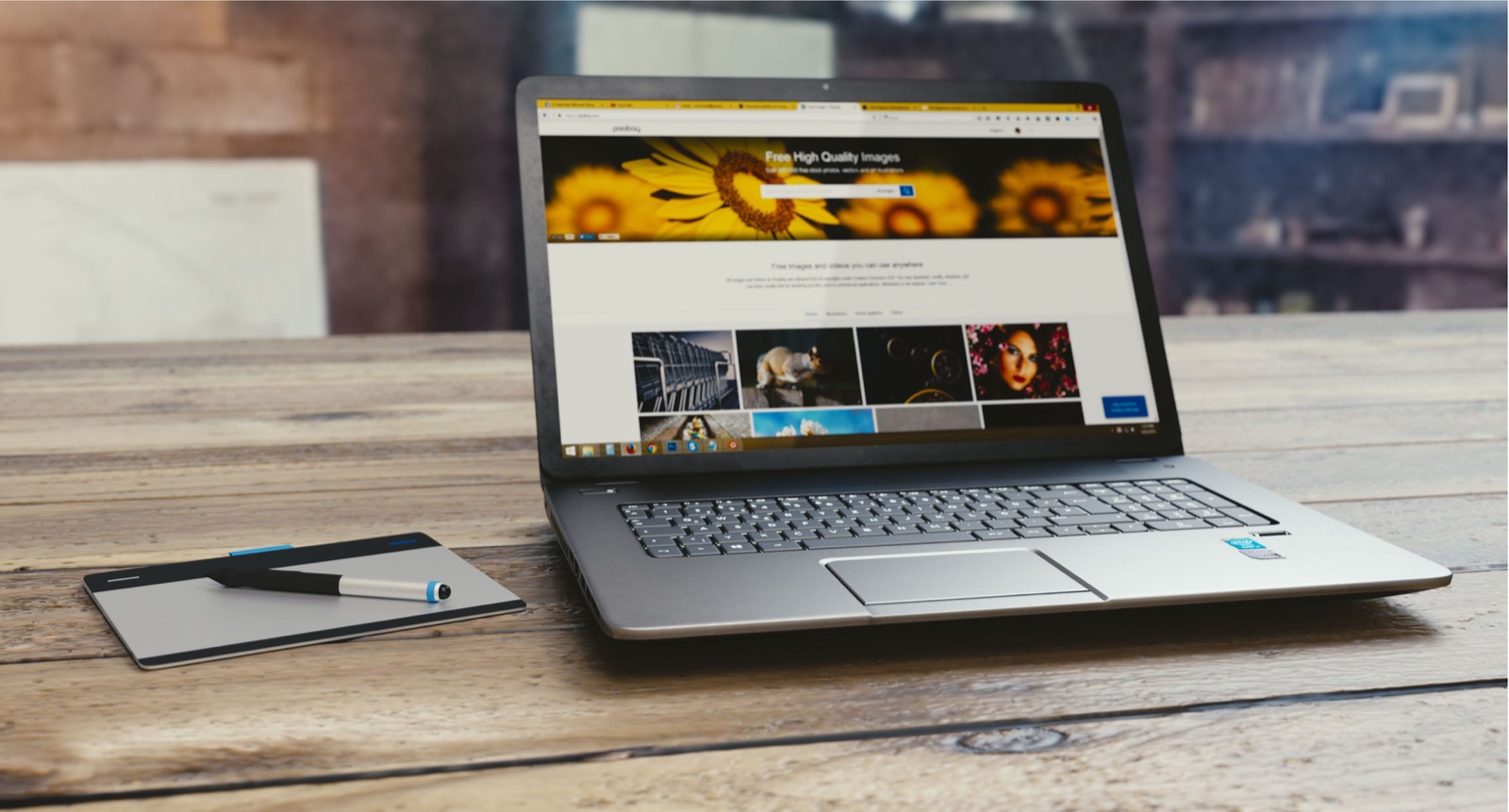 Website erstellen lassen – Webdesign Prozess am Laptop